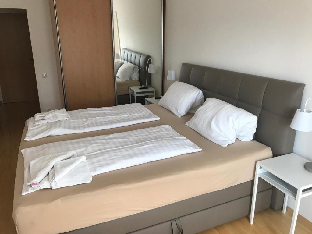 Postel nebo postele na pokoji v ubytování Apartementhaus Helene am Klopeinersee