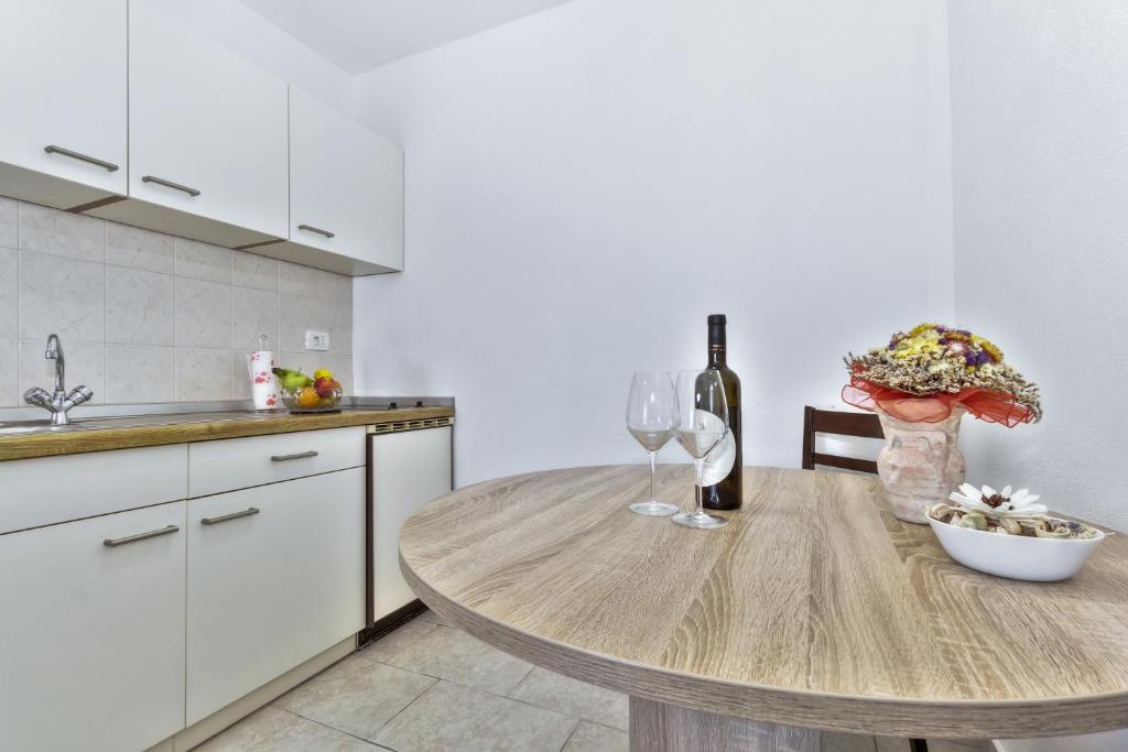 Kuchyň nebo kuchyňský kout v ubytování Apartmani Anna