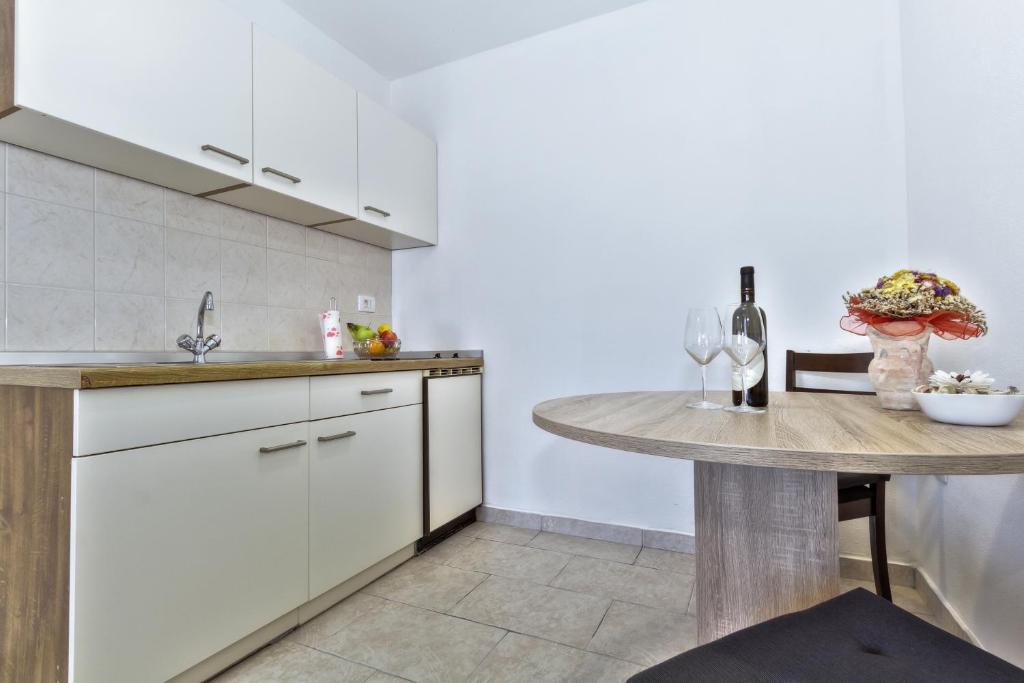 Kuchyň nebo kuchyňský kout v ubytování Apartmani Anna