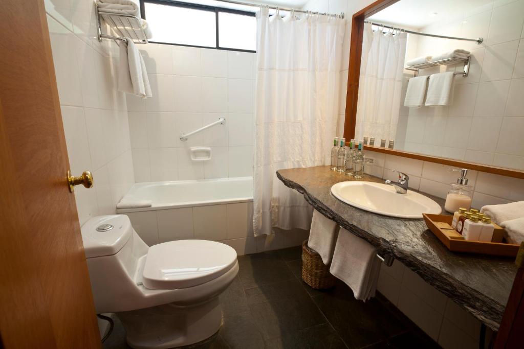 Uma casa de banho em Hotel Antumalal