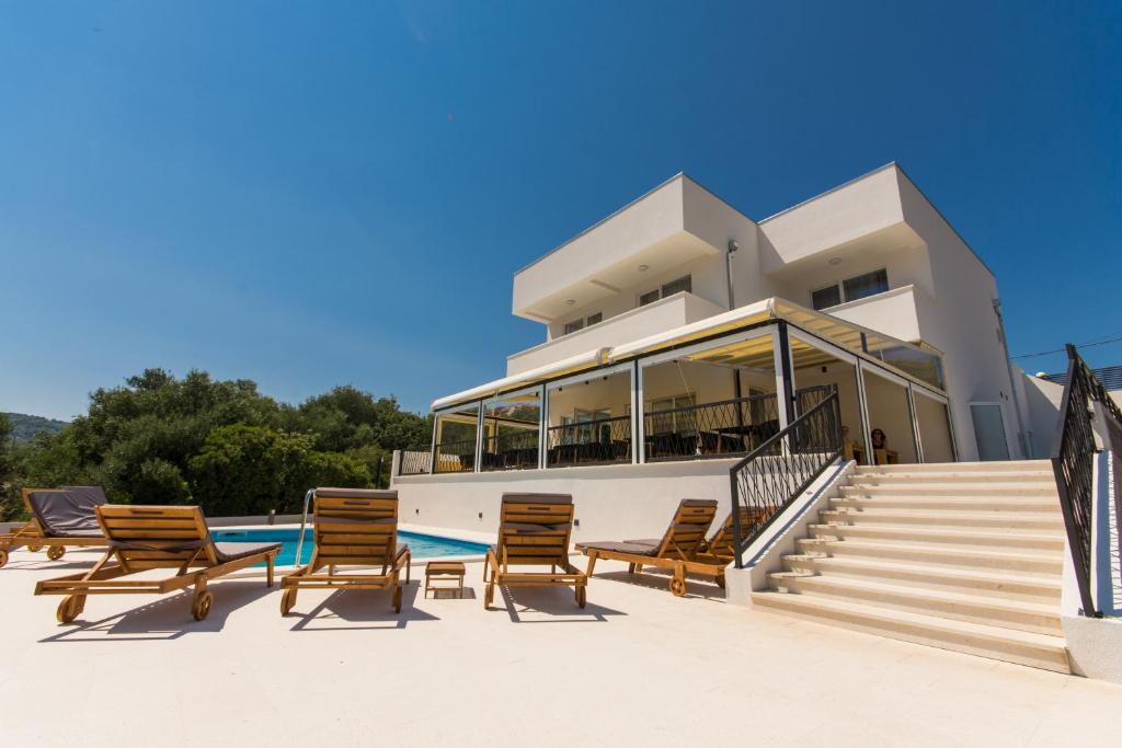 Bazén v ubytování Luxury Villa Magico nebo v jeho okolí