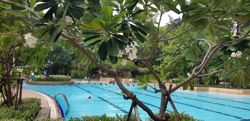 בריכת השחייה שנמצאת ב-The Park Land Bangna by Nudda או באזור