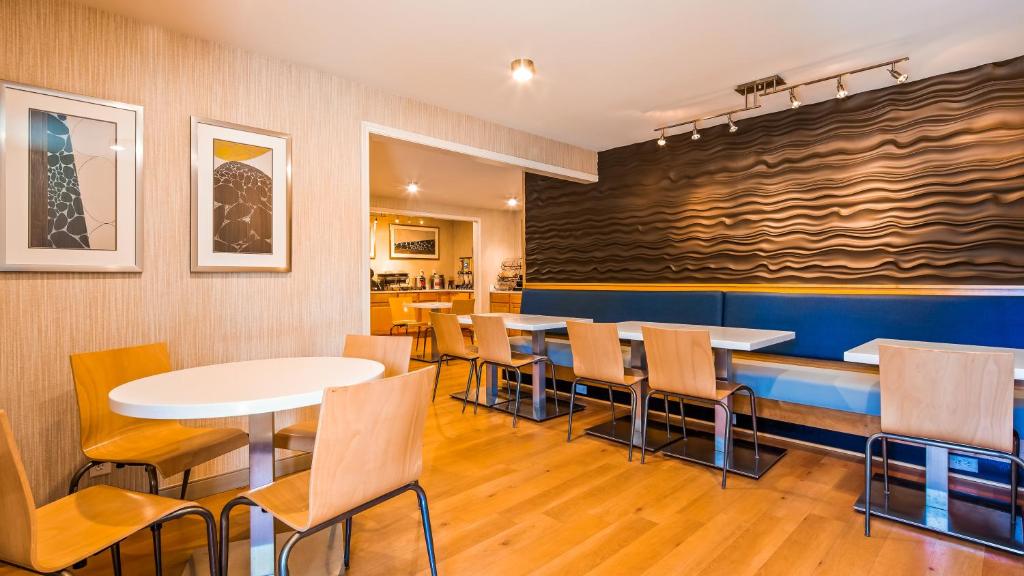 a dining room with tables and chairs in a restaurant at Best Western Horizon Inn in Medford