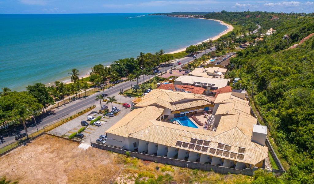 eine Luftansicht eines Hauses neben dem Strand in der Unterkunft Porto Cálem Praia Hotel in Porto Seguro