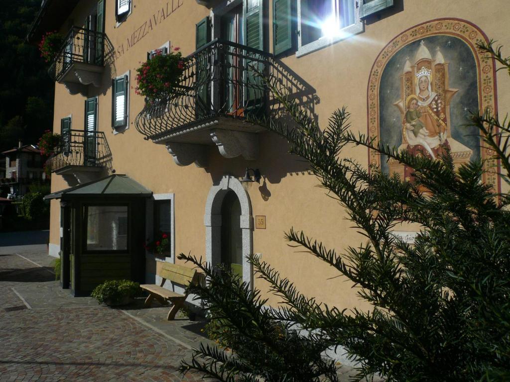 un edificio con un dipinto sul lato di Casa Mezzavalle a Pelugo