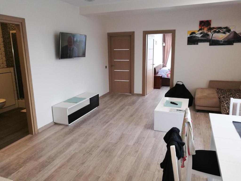 TV a/nebo společenská místnost v ubytování Ąžuolo apartamentai