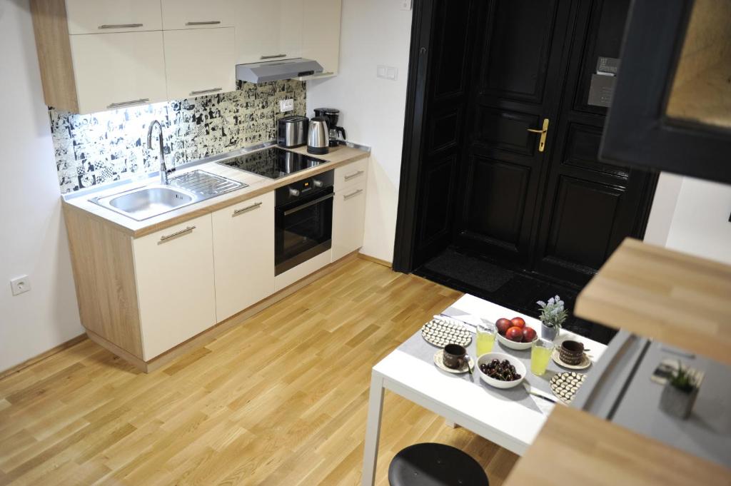 Kuchyňa alebo kuchynka v ubytovaní Apartment Rudy
