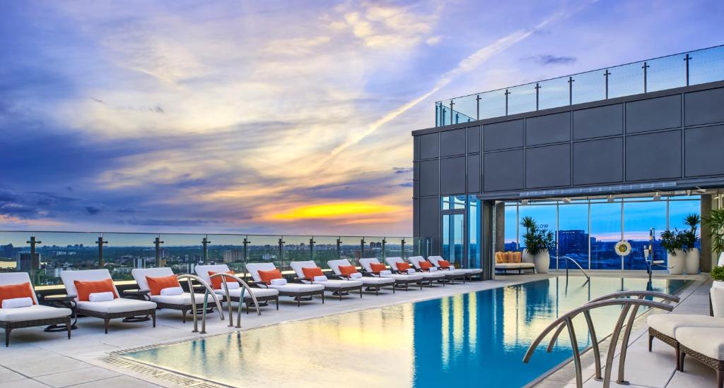 Bazén v ubytování Hotel X Toronto, a Destination by Hyatt Hotel nebo v jeho okolí