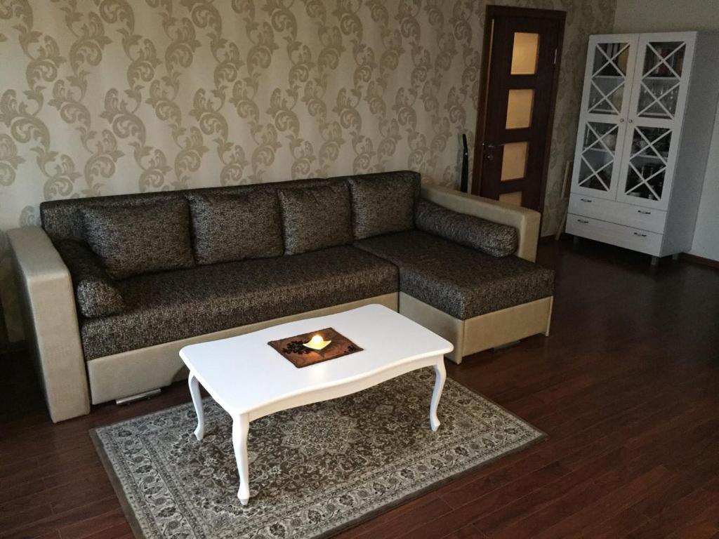 un soggiorno con divano e tavolino da caffè di Mantas apartments a Šiauliai