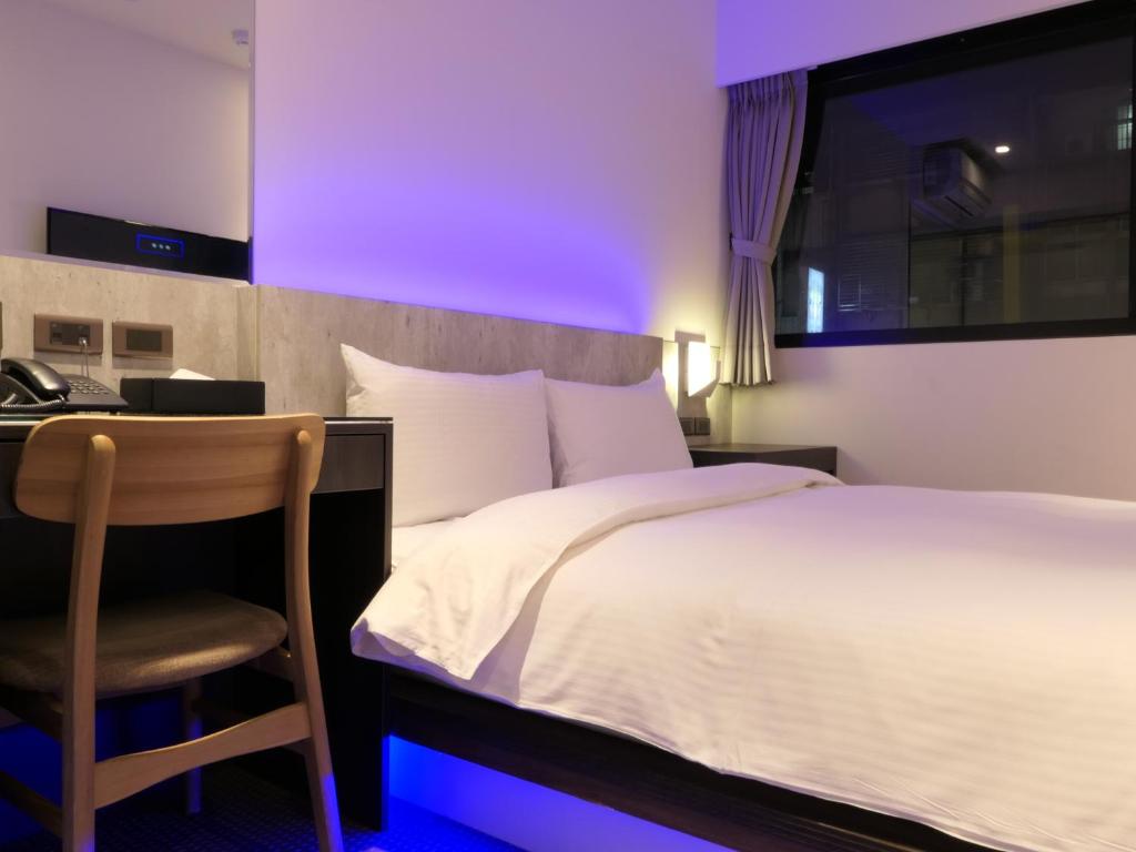 台北市にある泊居旅店二館 Oursinn Hotel 2のベッドルーム1室(ベッド1台、デスク、椅子付)