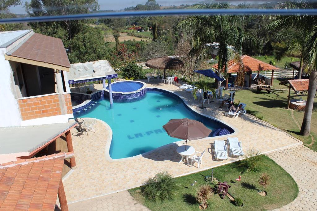 Výhled na bazén z ubytování La Palma Hotel Fazenda nebo okolí