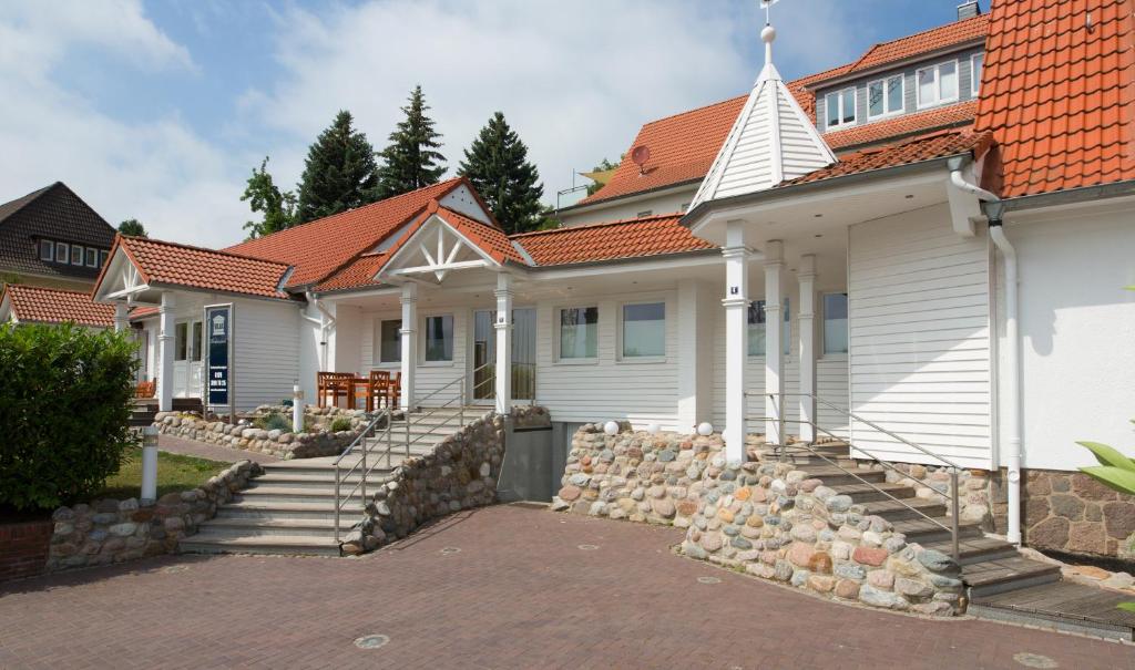 een rij witte huizen met rode daken bij Villa Godewind in Travemünde