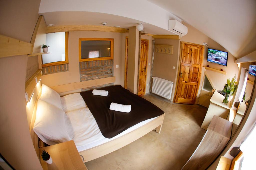 mały pokój z łóżkiem i telewizorem w obiekcie GLUTEN FREE Bed & Breakfast Dežela Okusov w Lublanie