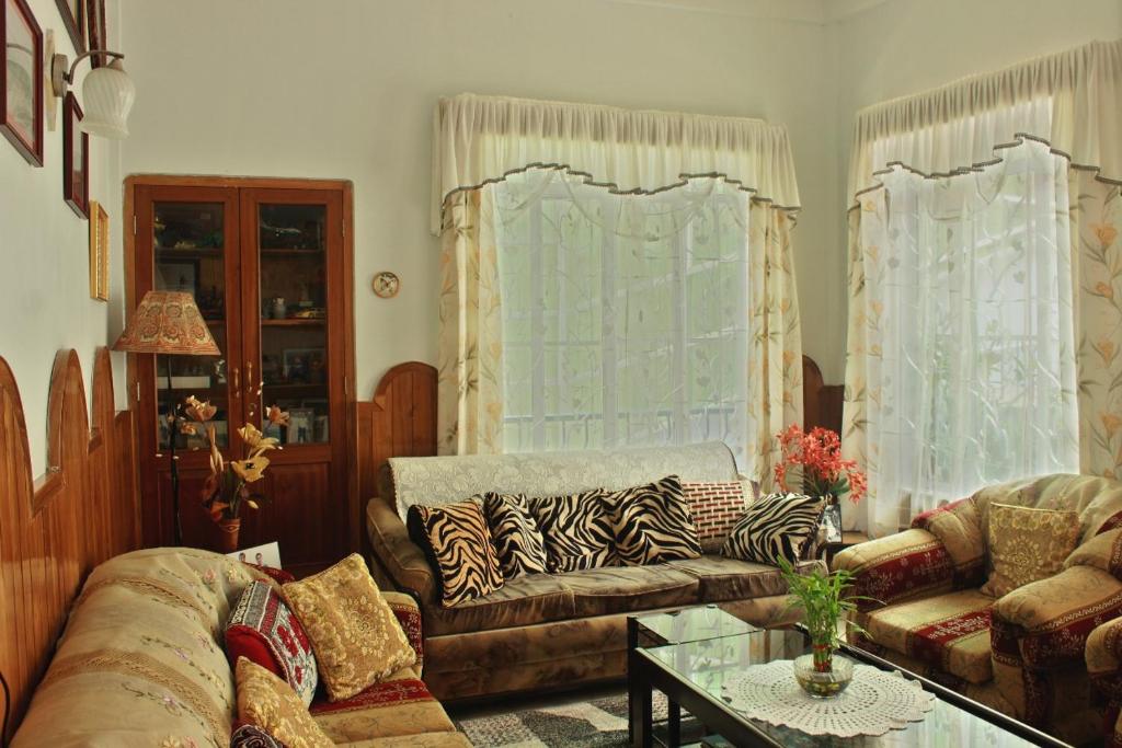 sala de estar con sofá y mesa en Latei Ville Inn, en Shillong