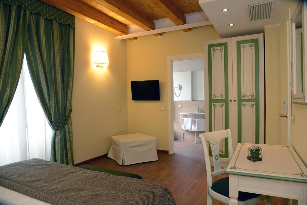 TV a/nebo společenská místnost v ubytování Hotel Borgo Antico