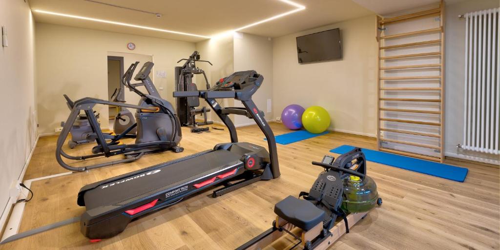 Fitness centrum a/nebo fitness zařízení v ubytování Hotel The Cube