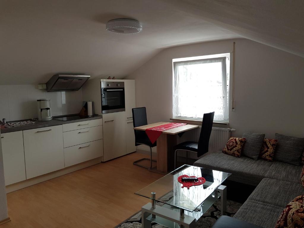 フュッセンにあるApartment Debiのリビングルーム(ソファ、テーブル付)、キッチンが備わります。