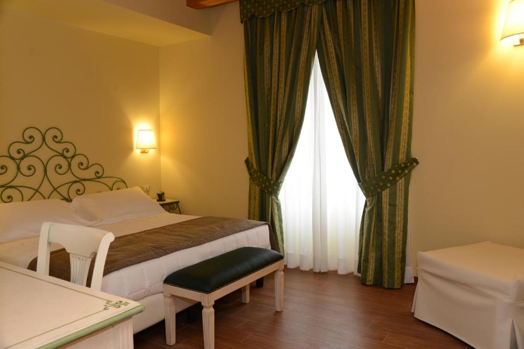 Postel nebo postele na pokoji v ubytování Hotel Borgo Antico