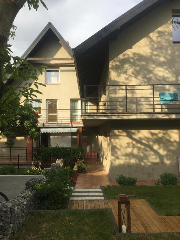 uma casa com uma varanda ao lado em Willa Bras em Władysławowo