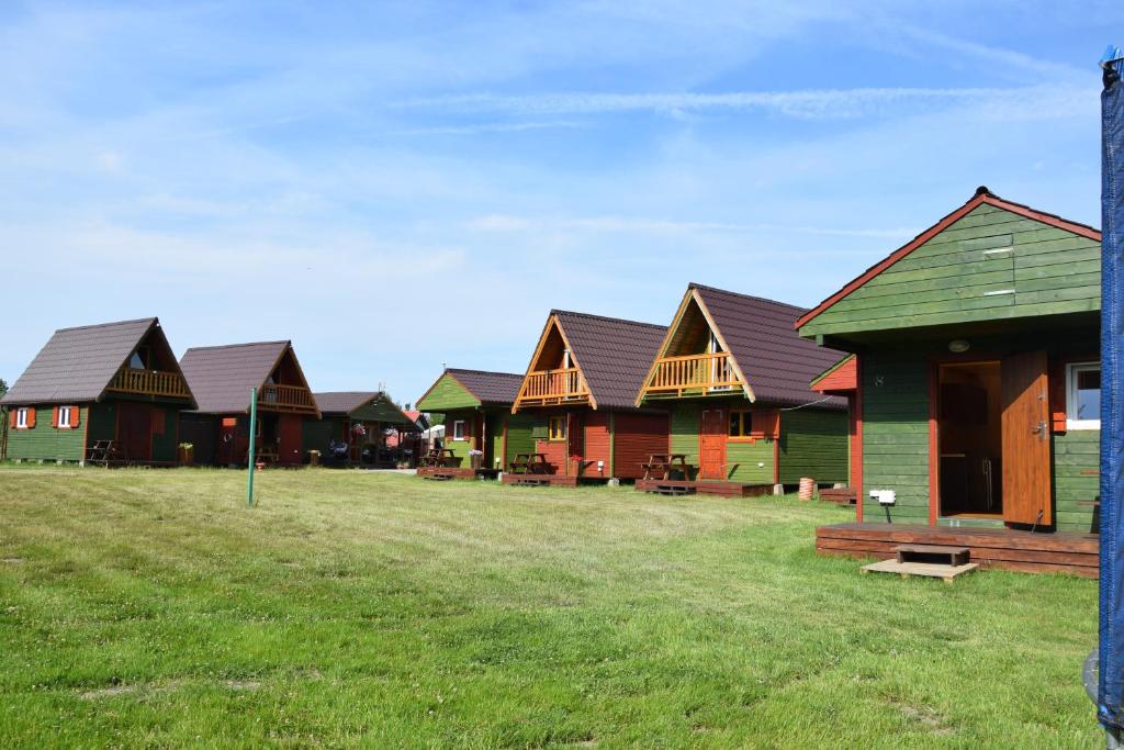 uma fila de casas num campo de relva em Osrodek Nadmorski Osieki em Łazy
