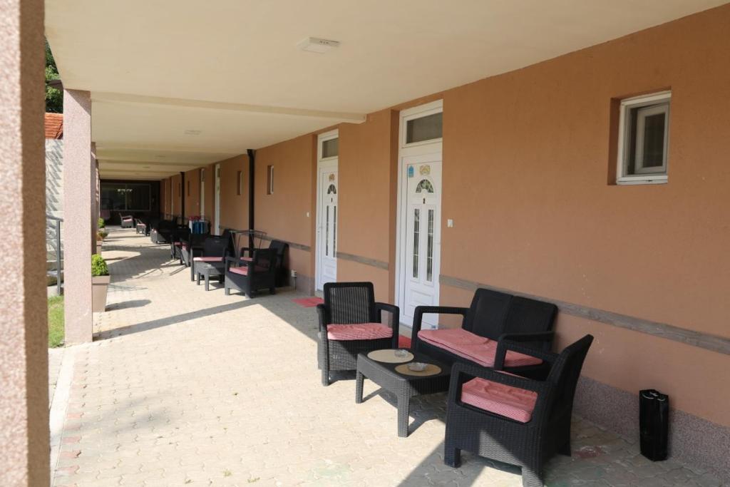 a row of chairs lined up against a building at Apartmani "ROSHU" in Soko Banja