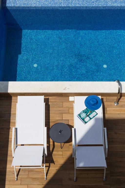 Bazén v ubytování Mythic Summer Hotel nebo v jeho okolí