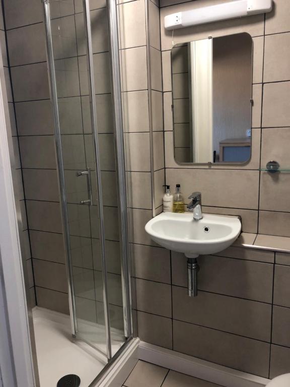 Ένα μπάνιο στο Adelphi Guest House