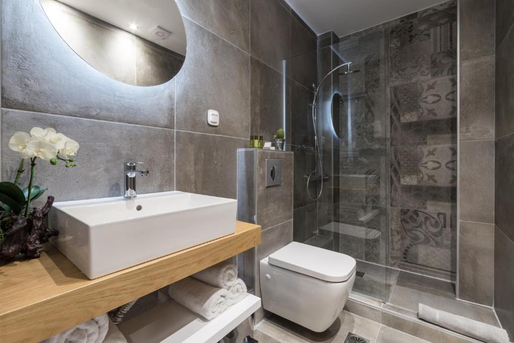 Mythic Summer Hotel - 8