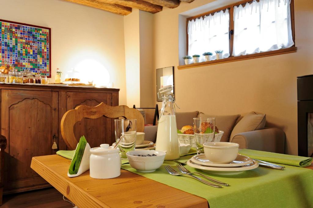 Příslušenství pro přípravu čaje a kávy v ubytování B&B il Sambuco