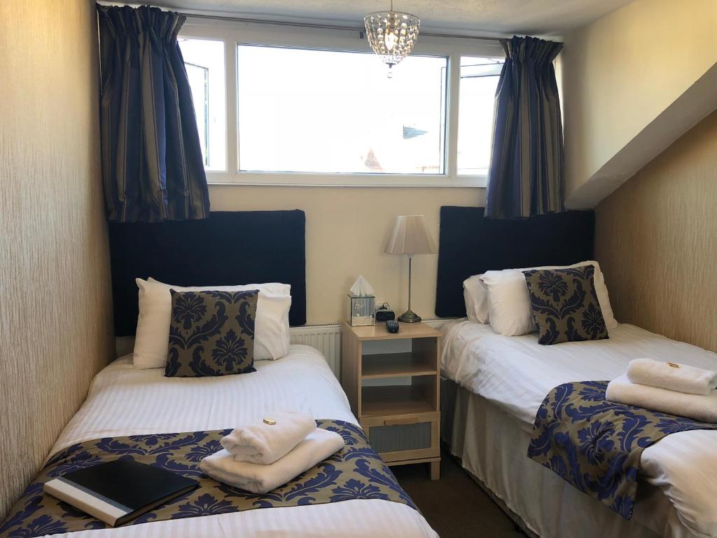 Ένα ή περισσότερα κρεβάτια σε δωμάτιο στο Adelphi Guest House