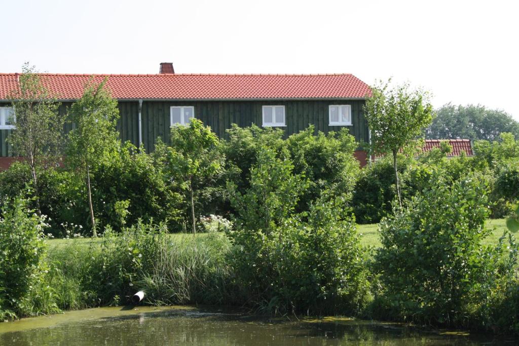a house with a bird sitting on the water at " Haus zwischen den Meeren " in Strübbel
