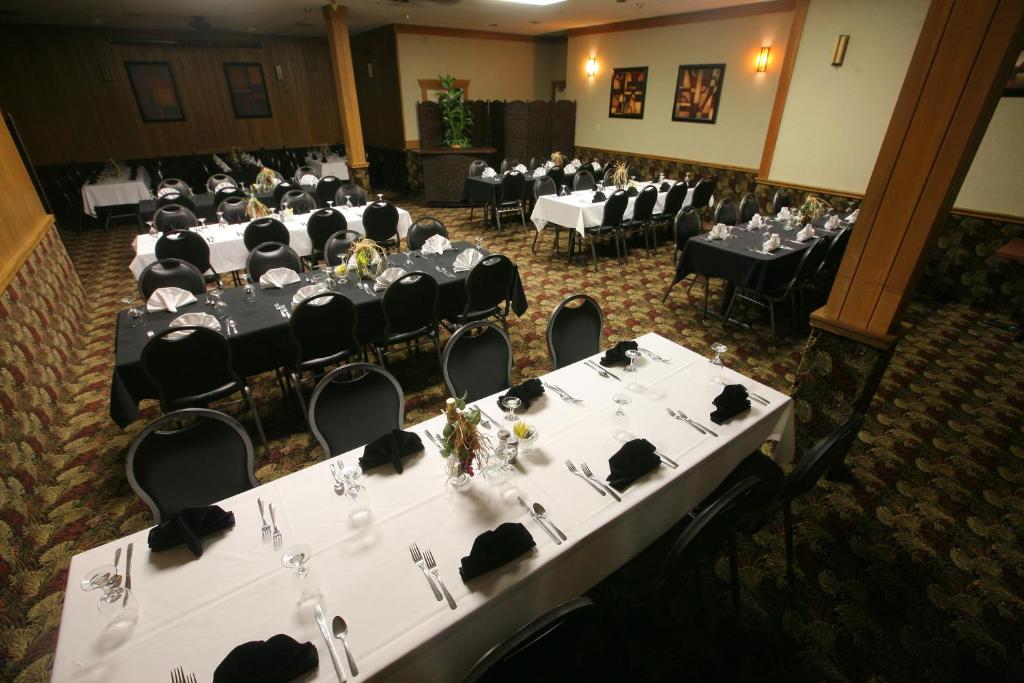 Un restaurante u otro lugar para comer en Travelodge by Wyndham Brandon