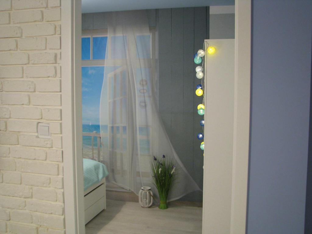 ジブヌベクにあるApartament Perła - Słoneczne Tarasyの海の景色を望む窓付きの客室です。