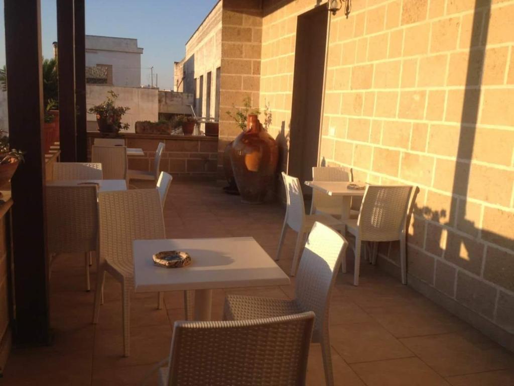 un ristorante con tavoli e sedie su un patio di Casa Turistica LE SERVITE a Manduria