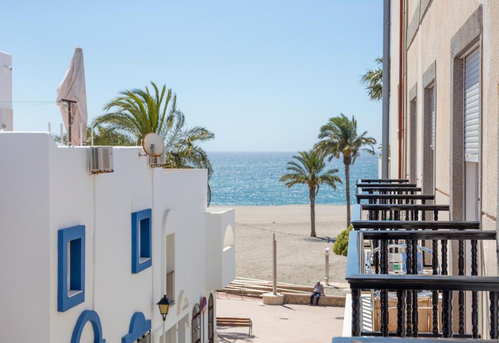 desde el balcón de un edificio con vistas a la playa en Pensión Las Palmas, en Carboneras