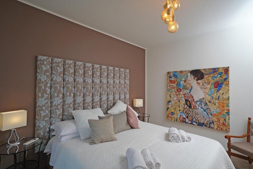 トッリ・デル・ベーナコにあるTorri Centroのベッドルーム1室(壁に絵画が描かれた大型ベッド1台付)