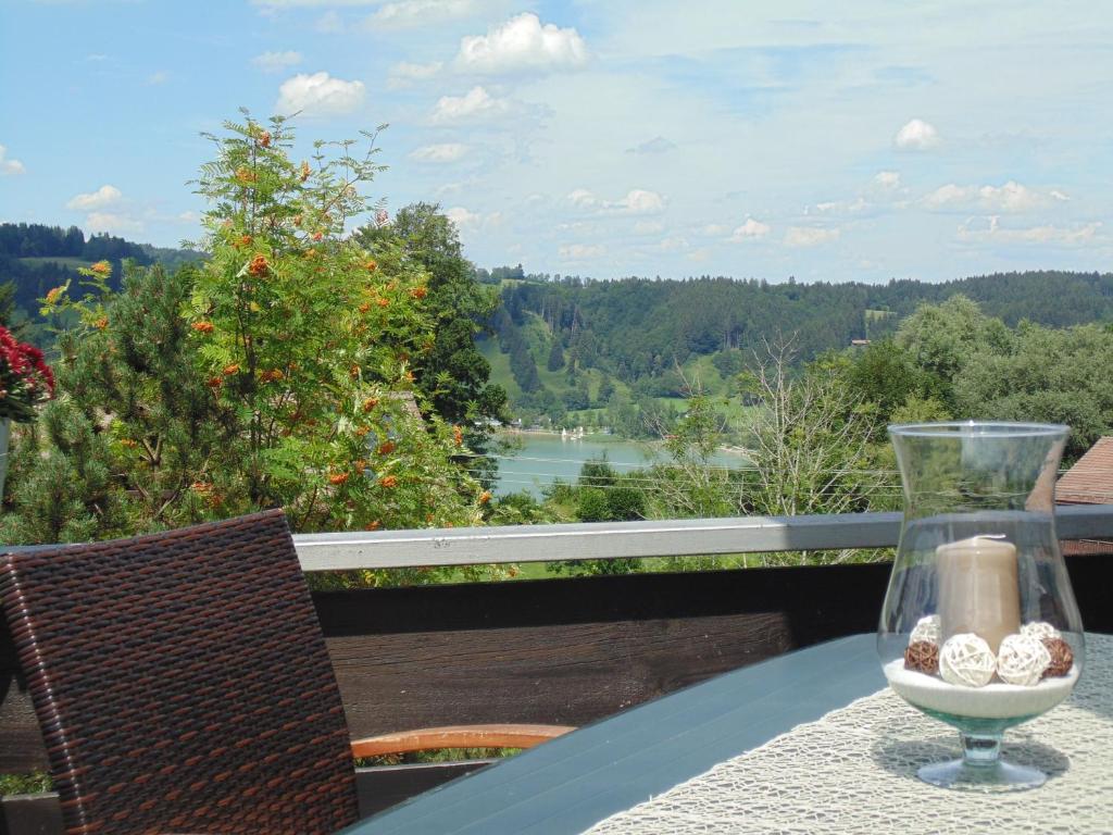 een vaas op een tafel met uitzicht op een rivier bij Alpseeperle in Bühl am Alpsee