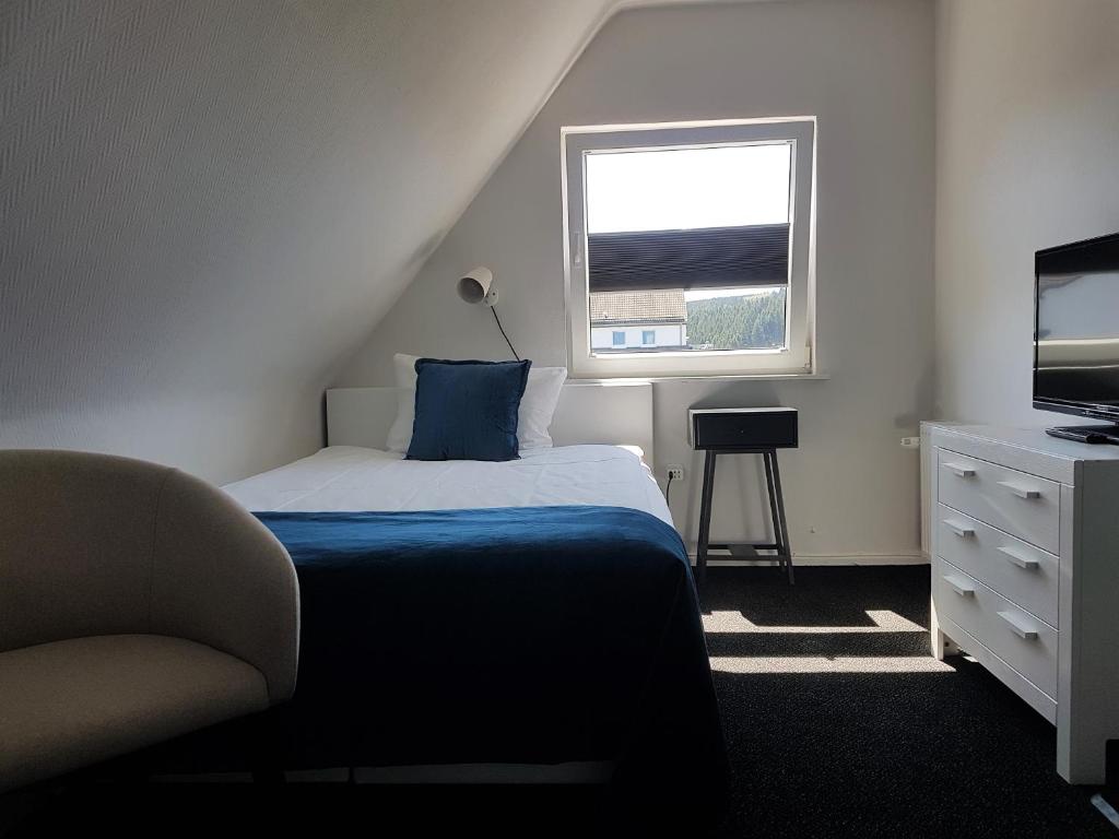 Hotel Herrloh - Single Room With Shared Bathroom