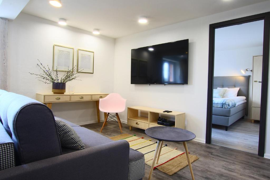 Cette chambre comprend un canapé, un bureau et un lit. dans l'établissement Apartament Stary Port 1, à Bydgoszcz