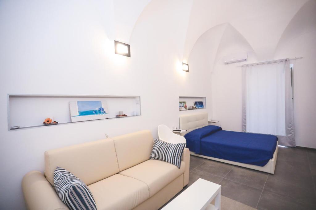 sala de estar con sofá y cama en IL VIAGGIATORE VIA INDIPENDENZA 2 en Gaeta