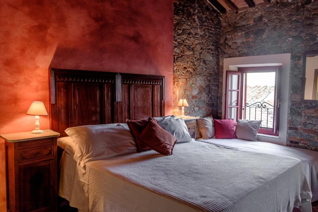 1 dormitorio con cama y ventana en San Gennaro Castello en San Gennaro