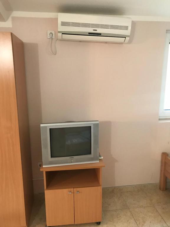TV a/nebo společenská místnost v ubytování Apartmani Tomovic