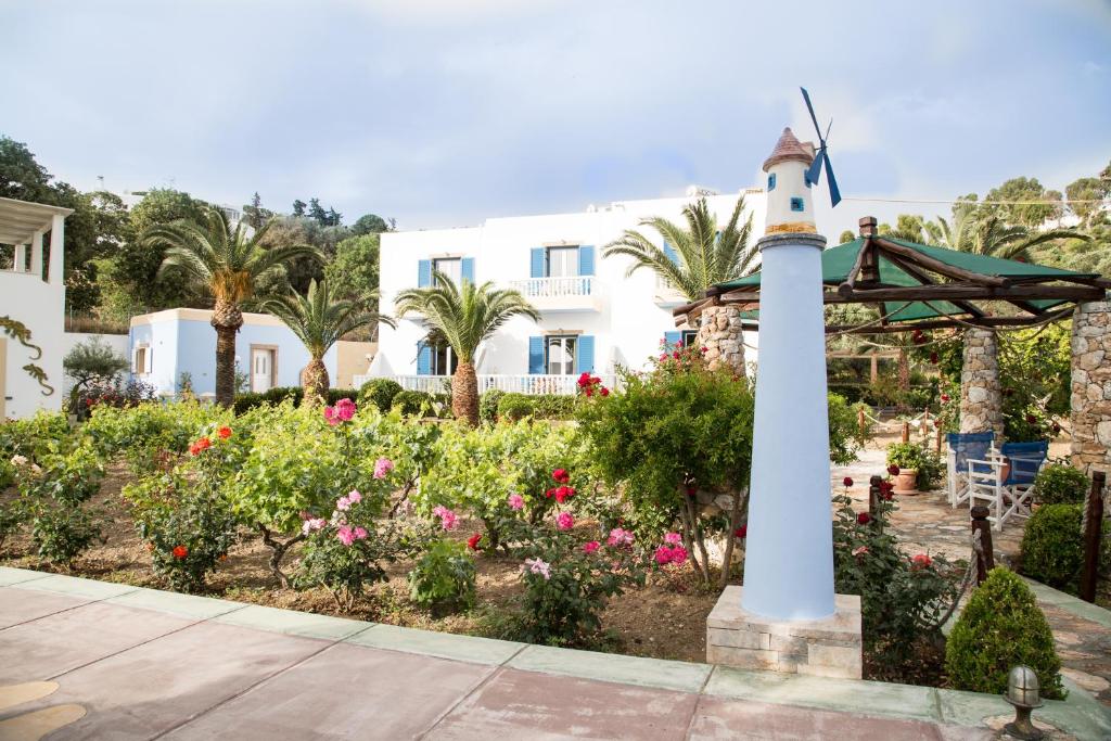 un faro en un jardín frente a una casa en Filoxenia Studios en Vromolithos