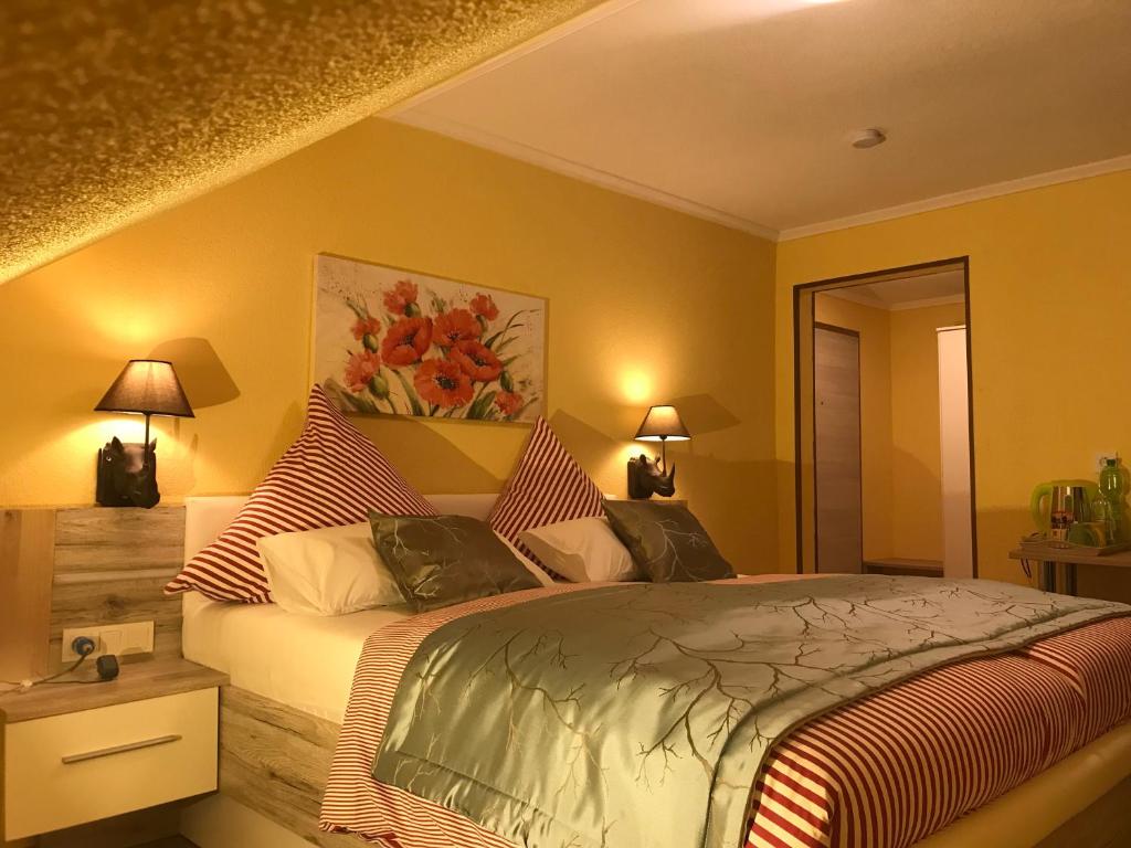 um quarto com uma cama com um quadro na parede em Moselina Gästezimmer em Sankt Aldegund