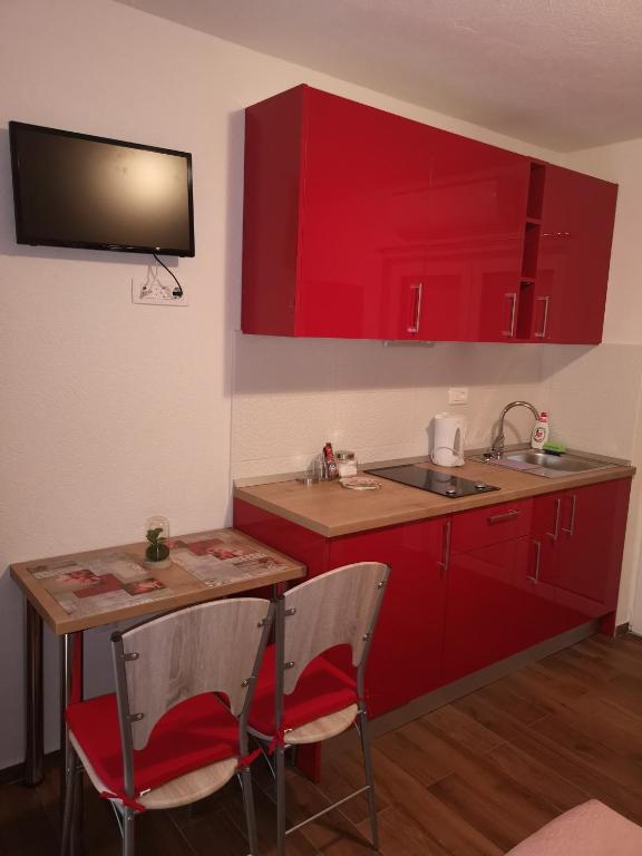 Kuchyň nebo kuchyňský kout v ubytování Apartmani Sea