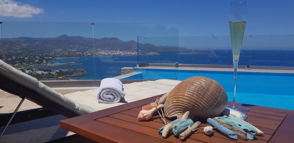 uma cama numa mesa ao lado de uma piscina em Endless View Villa em Agios Nikolaos