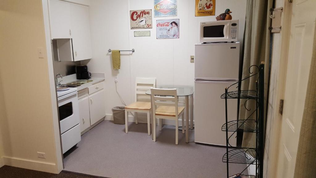 Kuchyň nebo kuchyňský kout v ubytování Creston Valley Motel