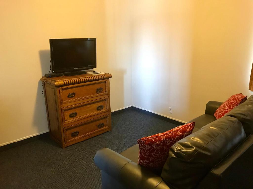 TV a/nebo společenská místnost v ubytování Four Corners Inn