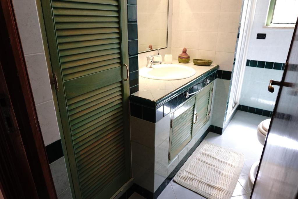 La salle de bains est pourvue d'un lavabo et d'un miroir. dans l'établissement "Emozioni Salentine", à Torre dell'Orso