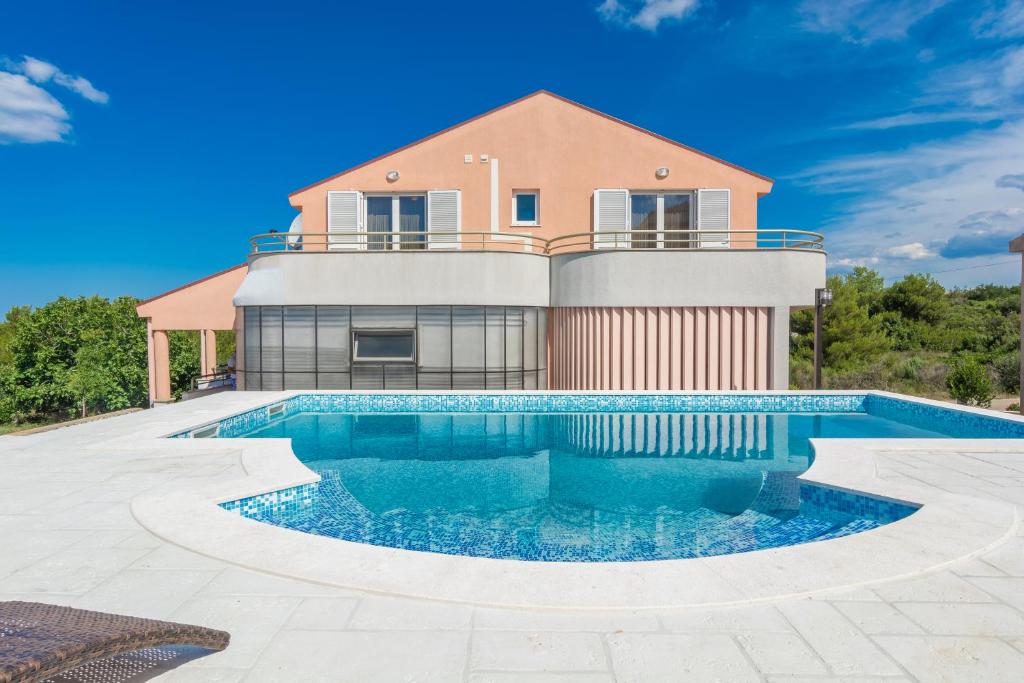 Bazén v ubytovaní Holiday Home Matela alebo v jeho blízkosti
